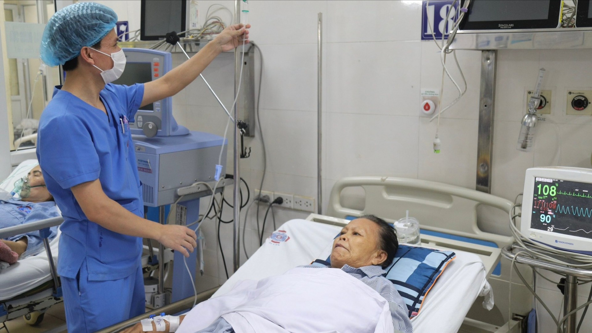 Nghề điều dưỡng và những nỗi trăn trở thường trực
