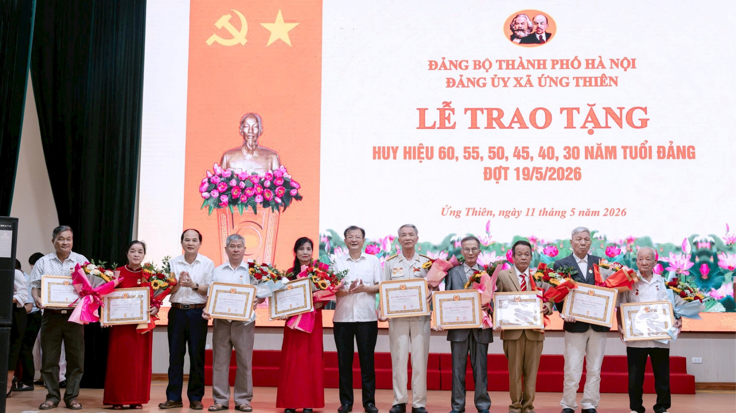 34 Đảng viên Đảng bộ xã Ứng Thiên nhận Huy hiệu Đảng 