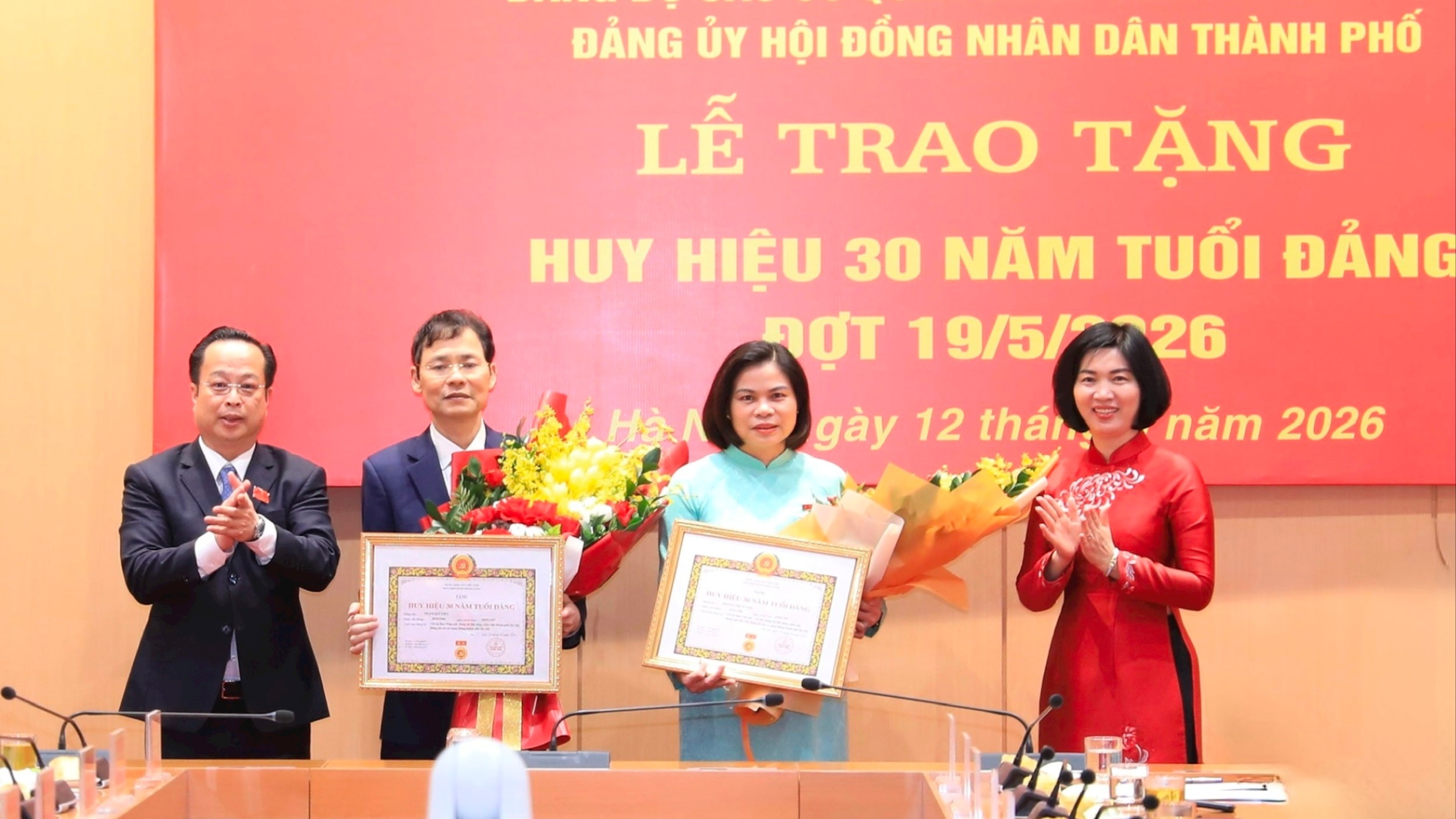 Phó Chủ tịch HĐNĐ thành phố Phạm Quí Tiên nhận huy hiệu 30 năm tuổi Đảng