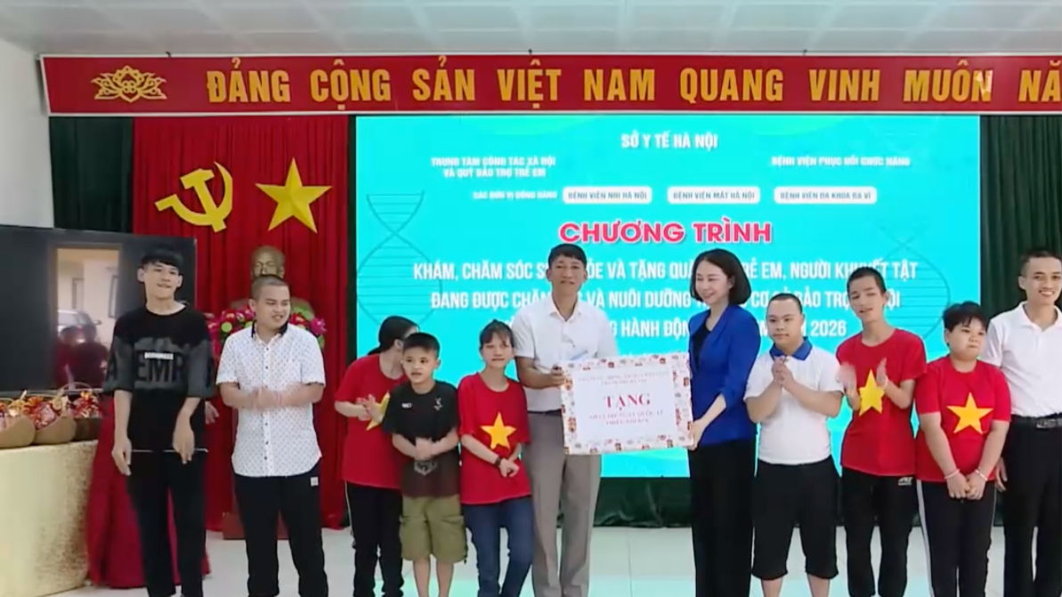 Phó Chủ tịch TP Hà Nội Vũ Thu Hà tặng quà trẻ em khó khăn