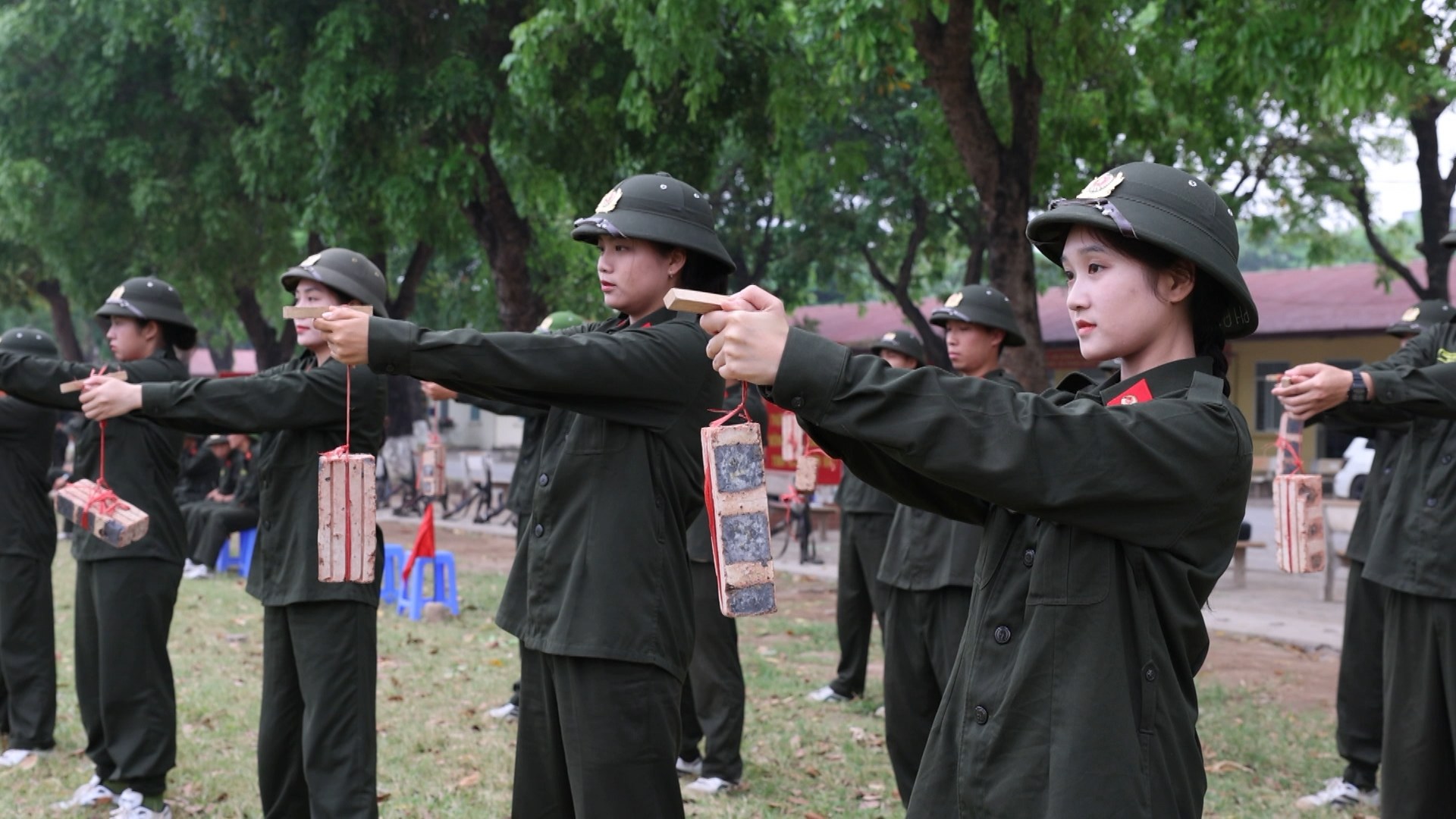 Những 'bóng hồng' đội nắng, bám thao trường Công an nhân dân
