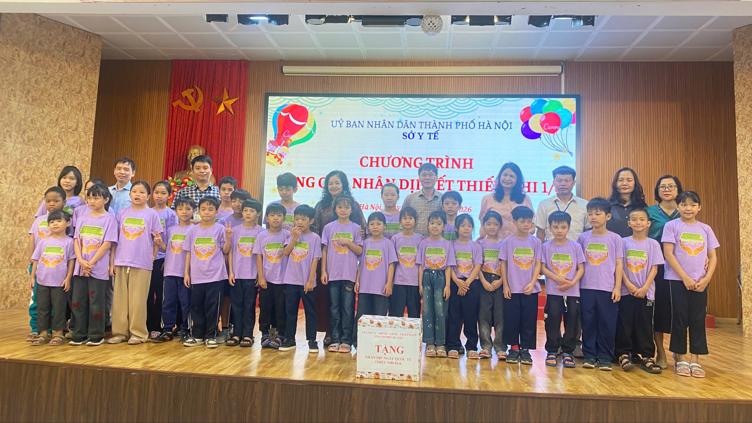 Sở Y tế tặng quà Tết thiếu nhi cho trẻ em có hoàn cảnh khó khăn 