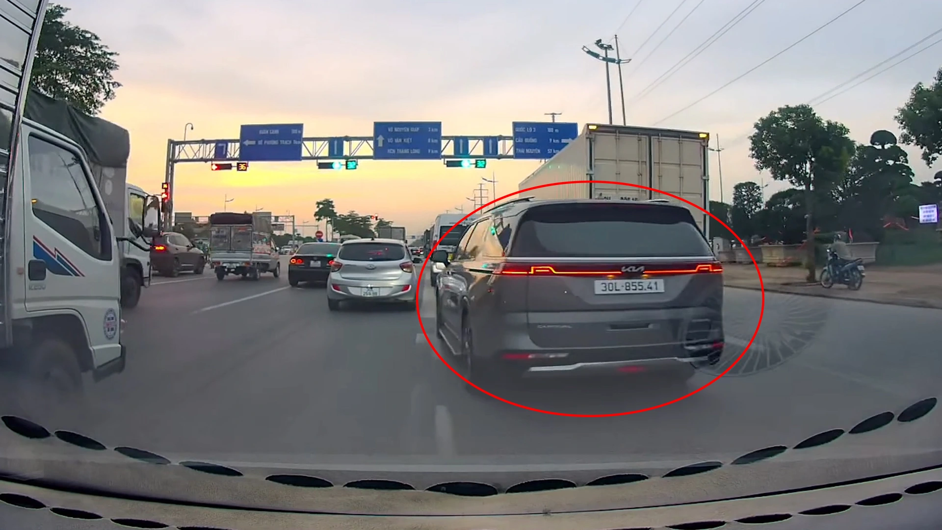 Bộ Công an đề xuất tăng mức phạt hành vi chuyển làn gây nguy hiểm