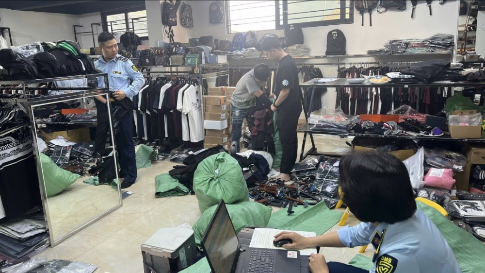 Thu giữ hàng nghìn sản phẩm thời trang giả mạo nhãn hiệu lớn