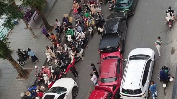 7 ô tô va chạm liên hoàn trên đường Kim Ngưu