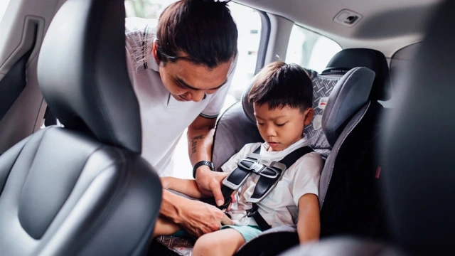 Đi ô tô ôm con ngồi ghế phụ cũng có thể bị phạt