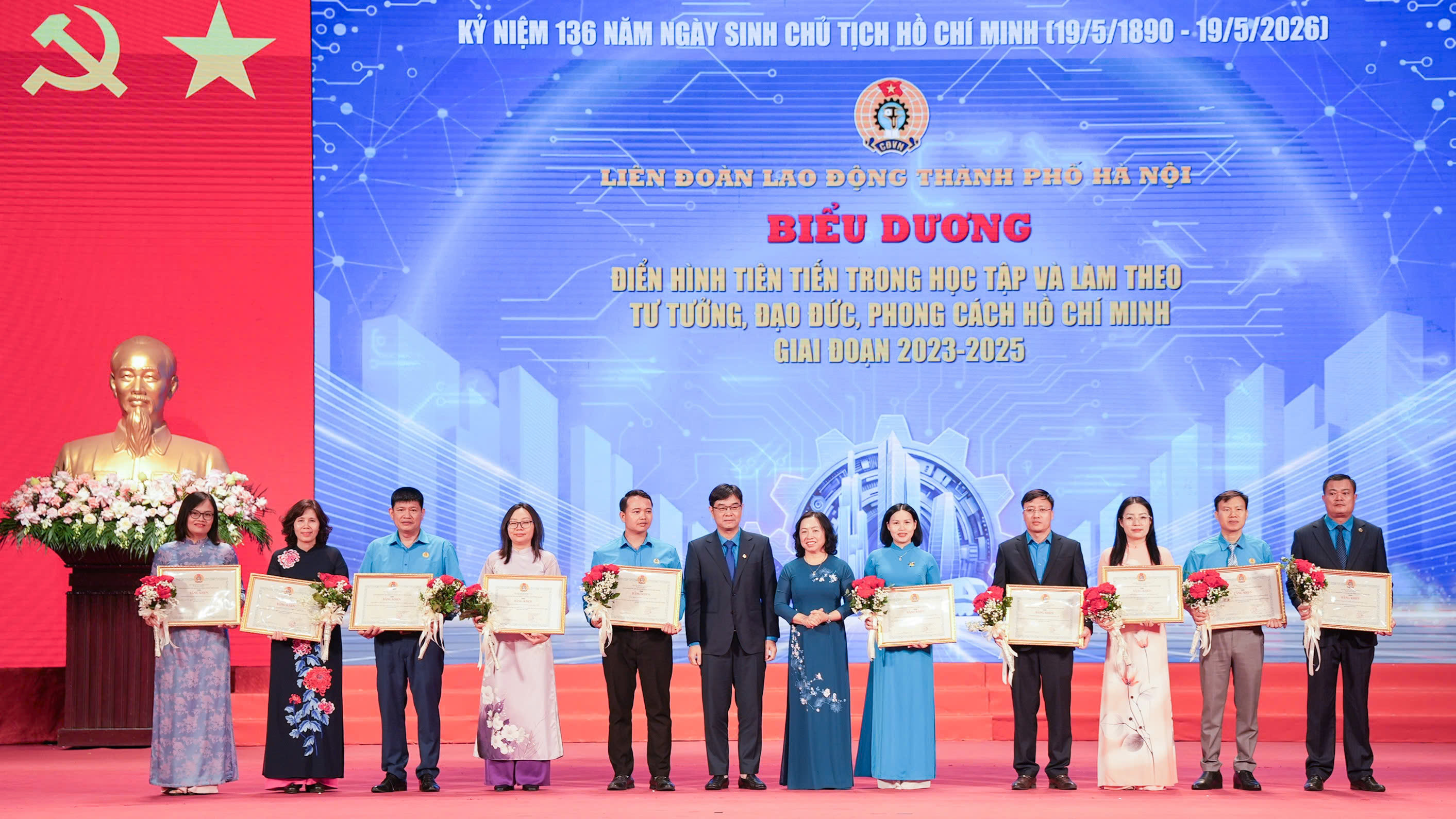 Hà Nội tôn vinh 30 điển hình học tập, làm theo Bác