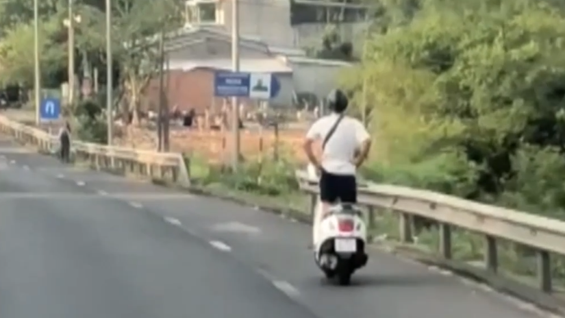 Xác minh thanh niên buông hai tay khi lái xe đổ đèo