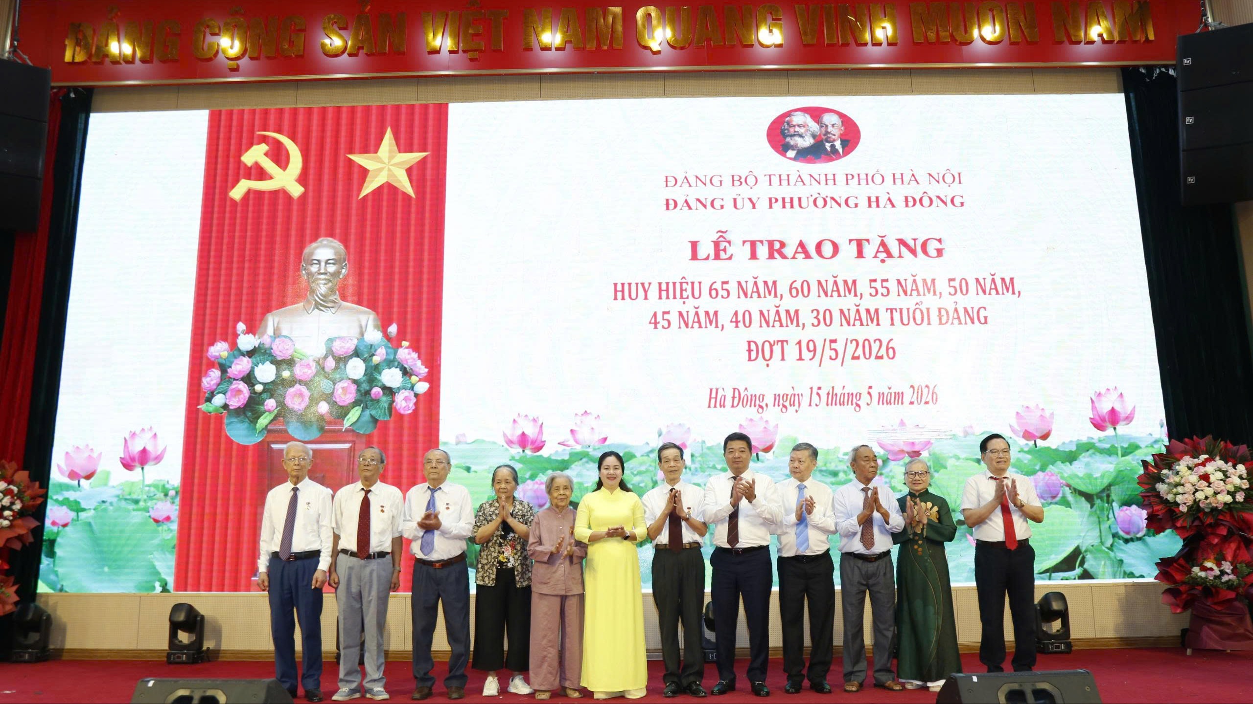 Phường Hà Đông trao Huy hiệu Đảng đợt 19/5 cho 330 đảng viên