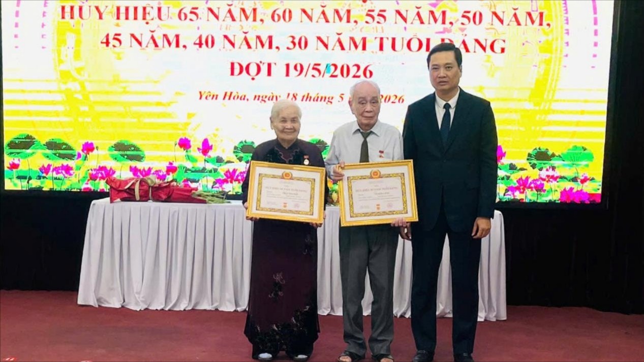 Phường Yên Hoà trao Huy hiệu Đảng tặng 144 đảng viên