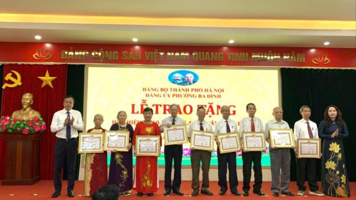 Phường Ba Đình: 80 đảng viên được trao tặng Huy hiệu Đảng