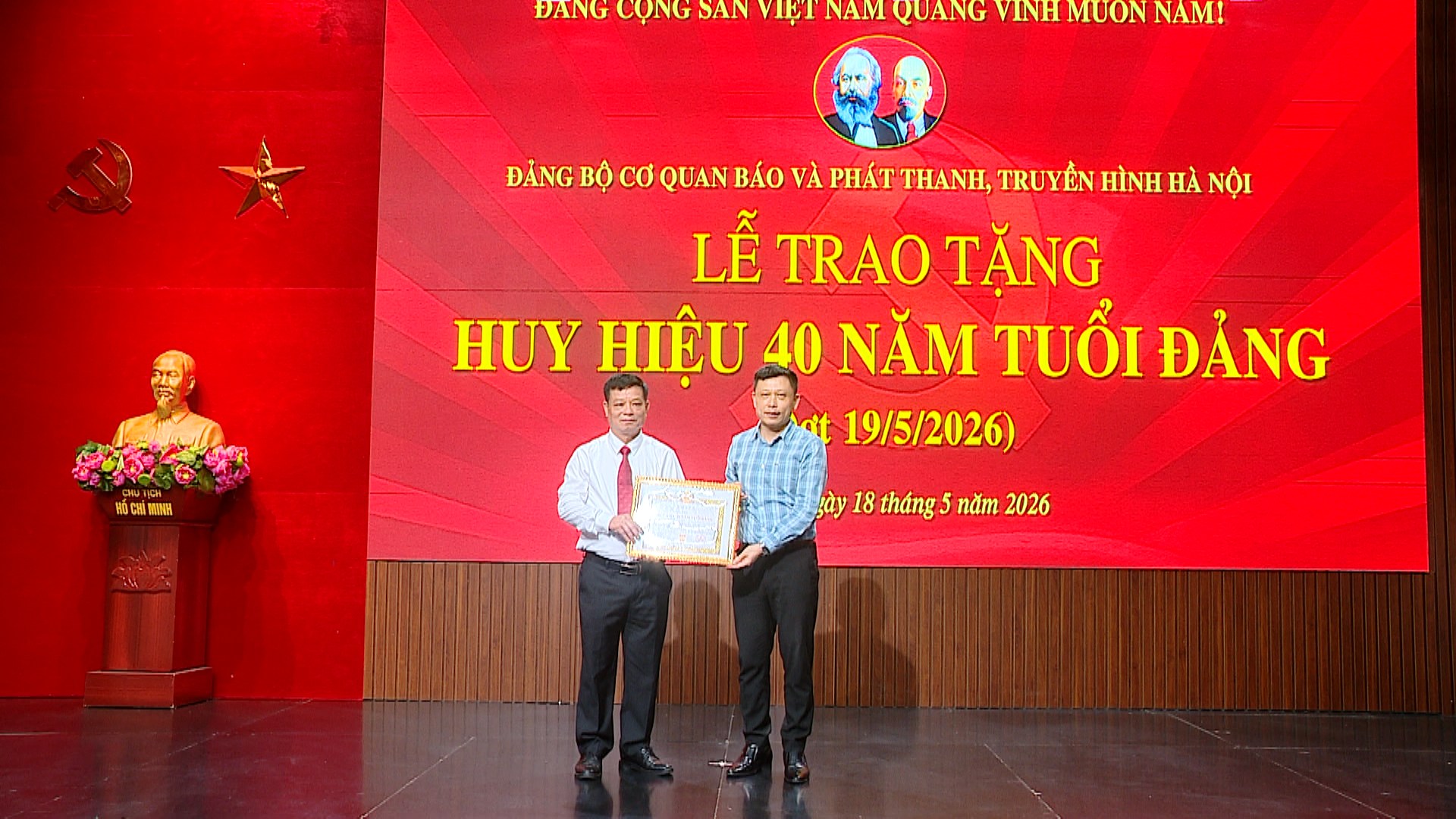 Đảng ủy Cơ quan Báo và PTTH Hà Nội trao Huy hiệu Đảng dịp 19/5