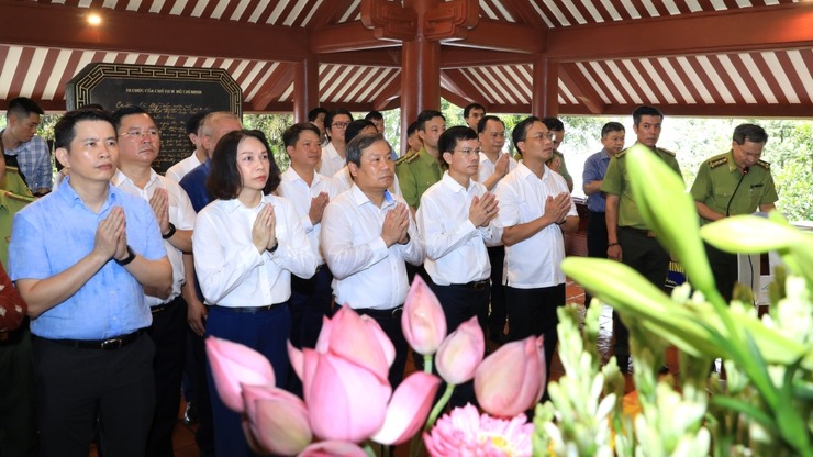Lãnh đạo TP Hà Nội dâng hương tưởng nhớ Chủ tịch Hồ Chí Minh