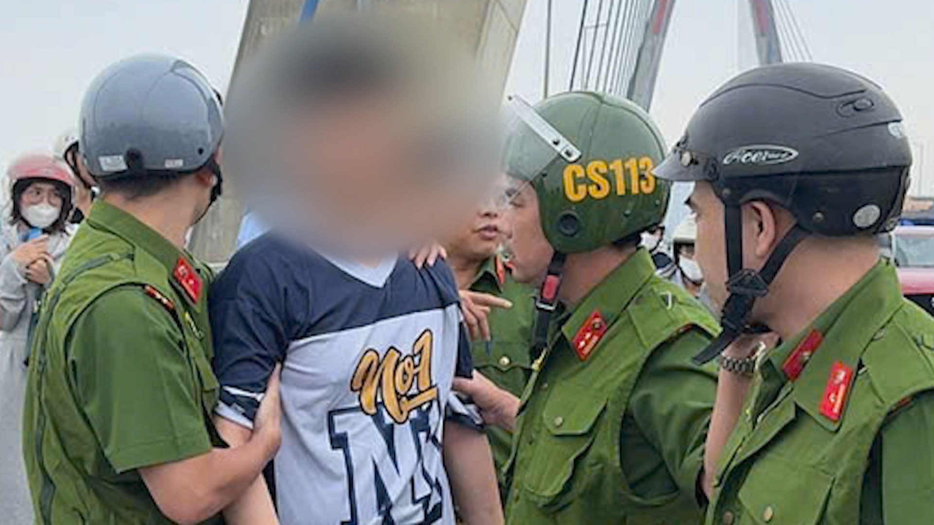 Kịp thời cứu nam thanh niên có ý định tự tử trên cầu
