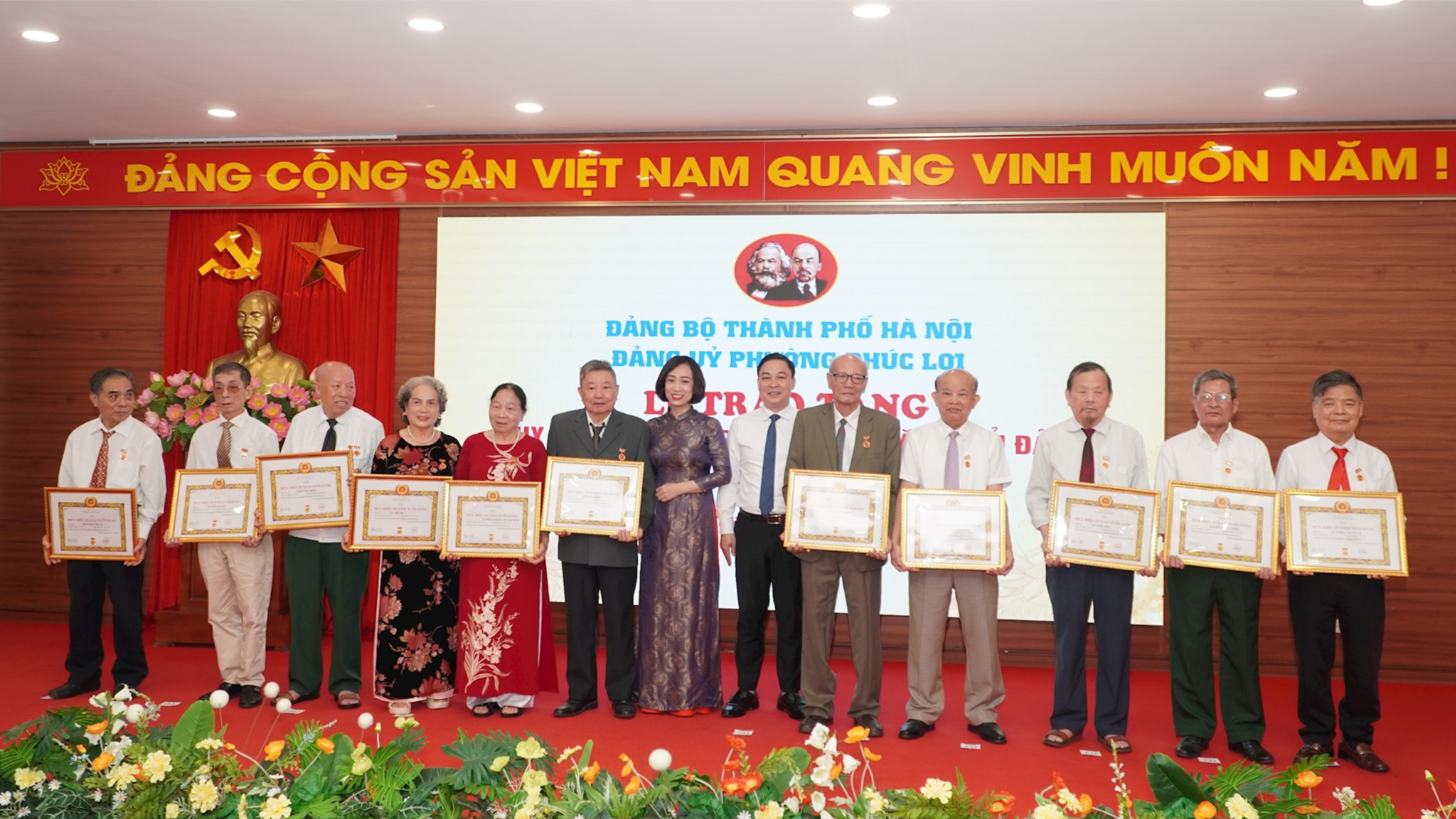 Phường Phúc Lợi trao tặng Huy hiệu Đảng đợt 19/5