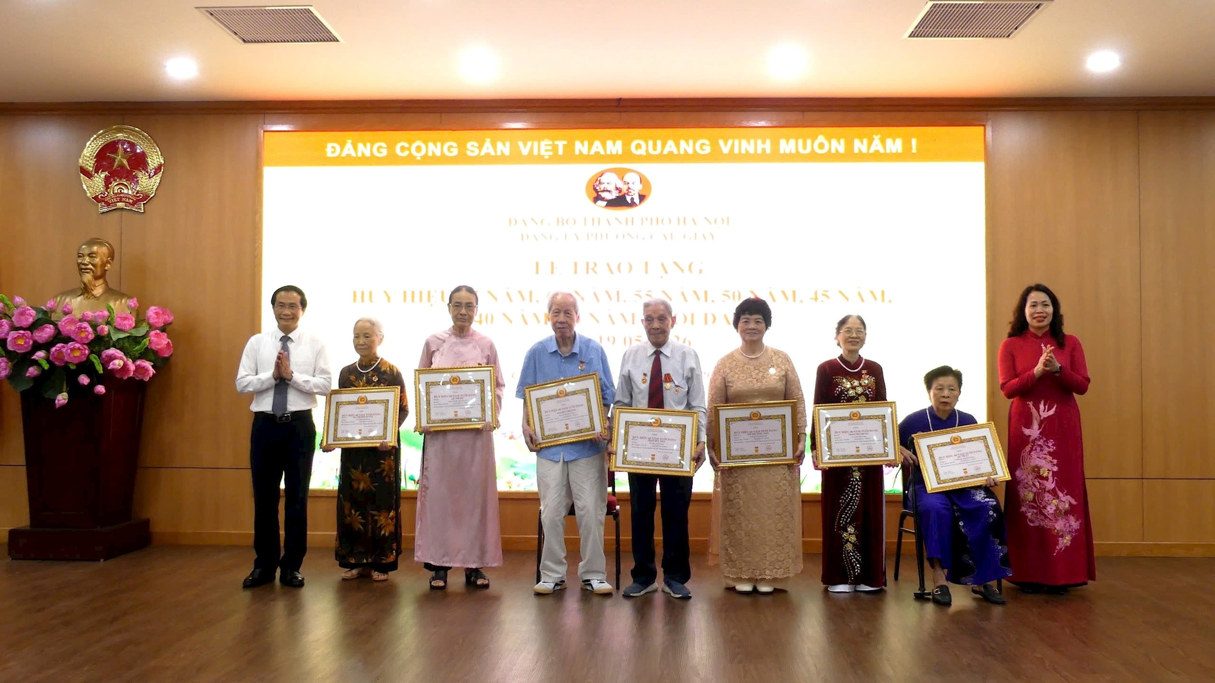 97 đảng viên phường Cầu Giấy nhận Huy hiệu Đảng đợt 19/5
