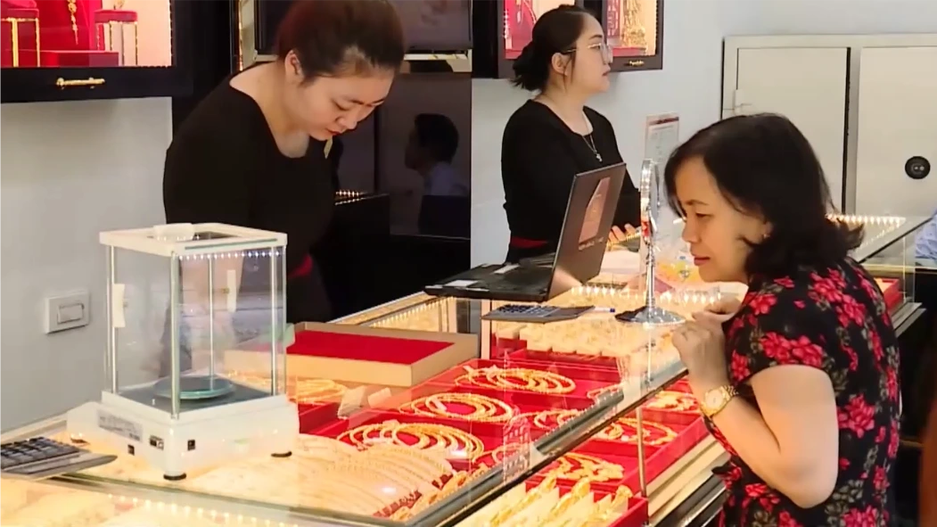 Giá vàng lao dốc, nhà đầu tư lỗ nặng tuần qua