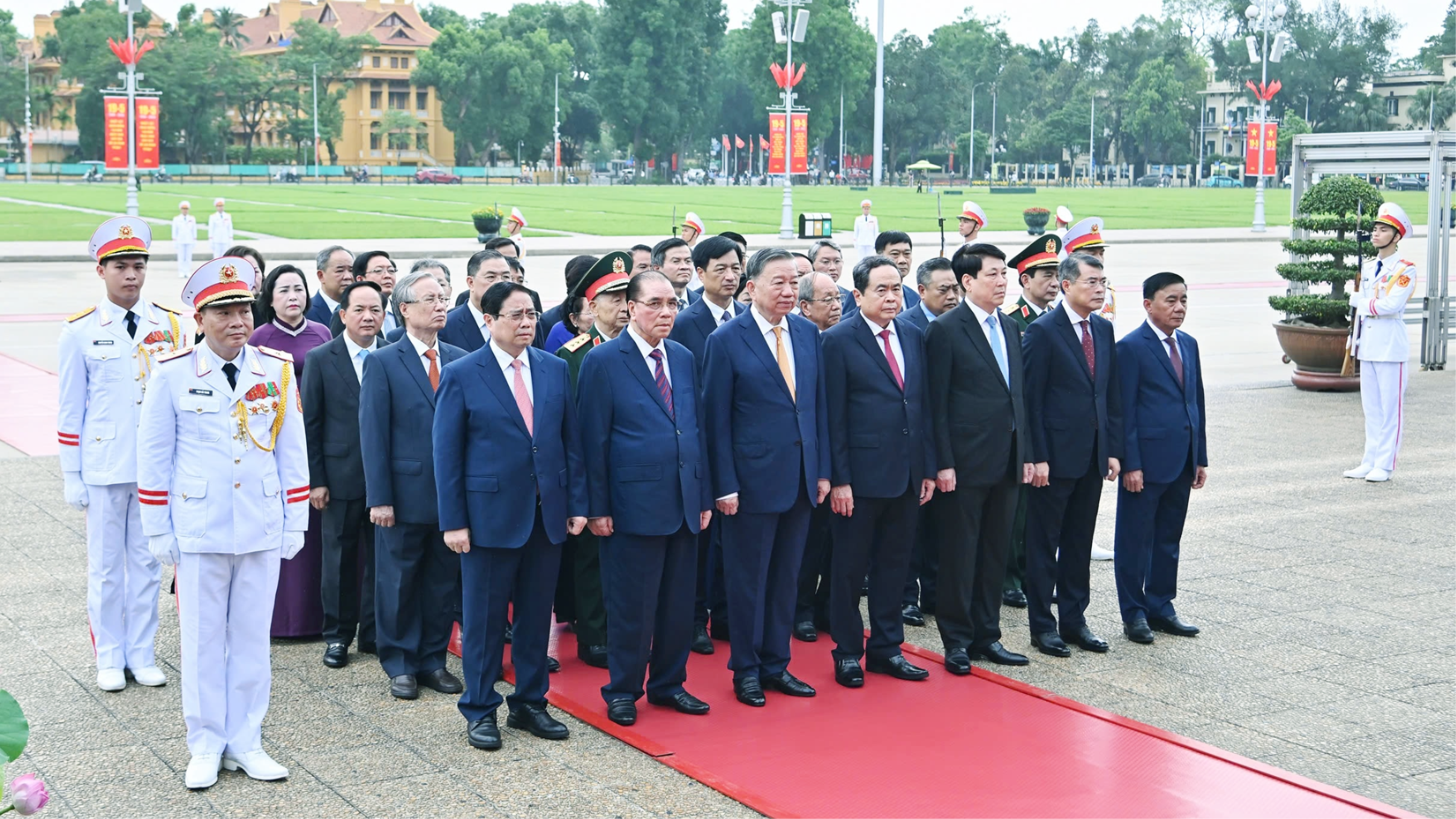 Đời đời nhớ ơn Chủ tịch Hồ Chí Minh vĩ đại