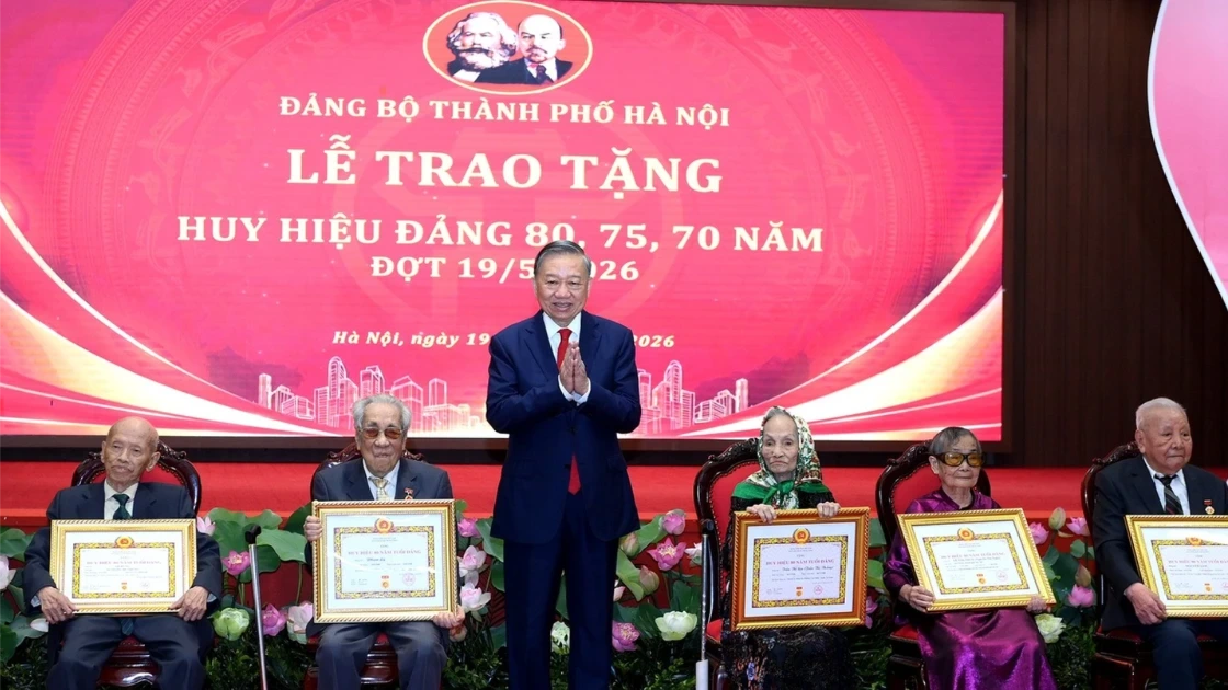 Tổng Bí thư, Chủ tịch nước Tô Lâm trao Huy hiệu Đảng tặng đảng viên lão thành