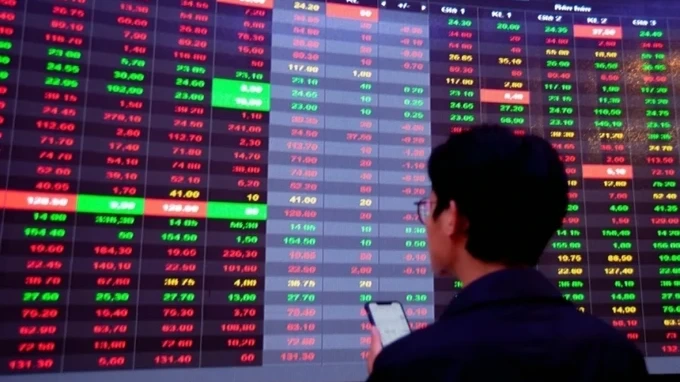 Cổ phiếu dầu khí lao dốc, VN-Index mất 15 điểm