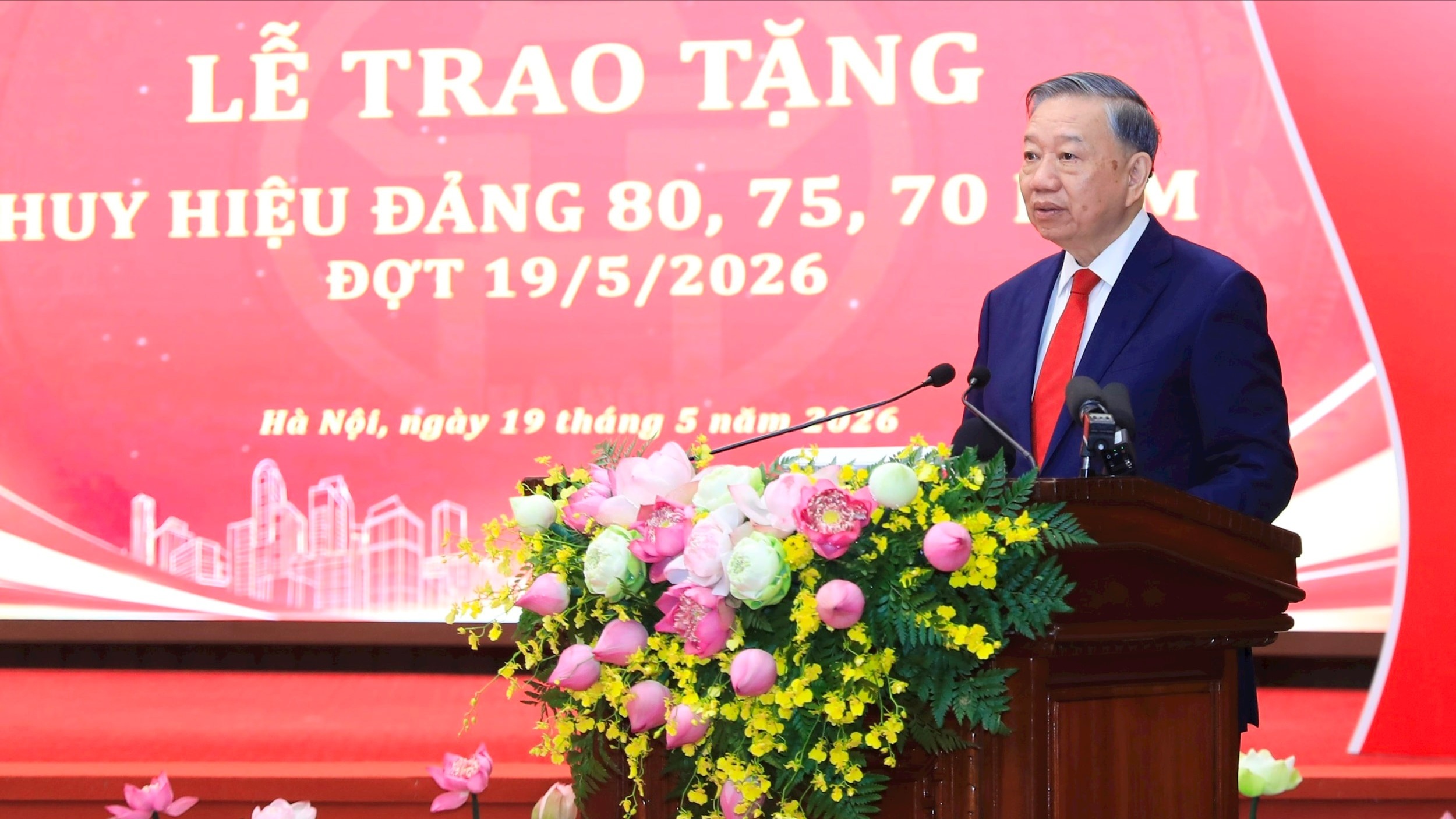 Huy hiệu Đảng được khắc trong lòng Đảng, trong lòng nhân dân