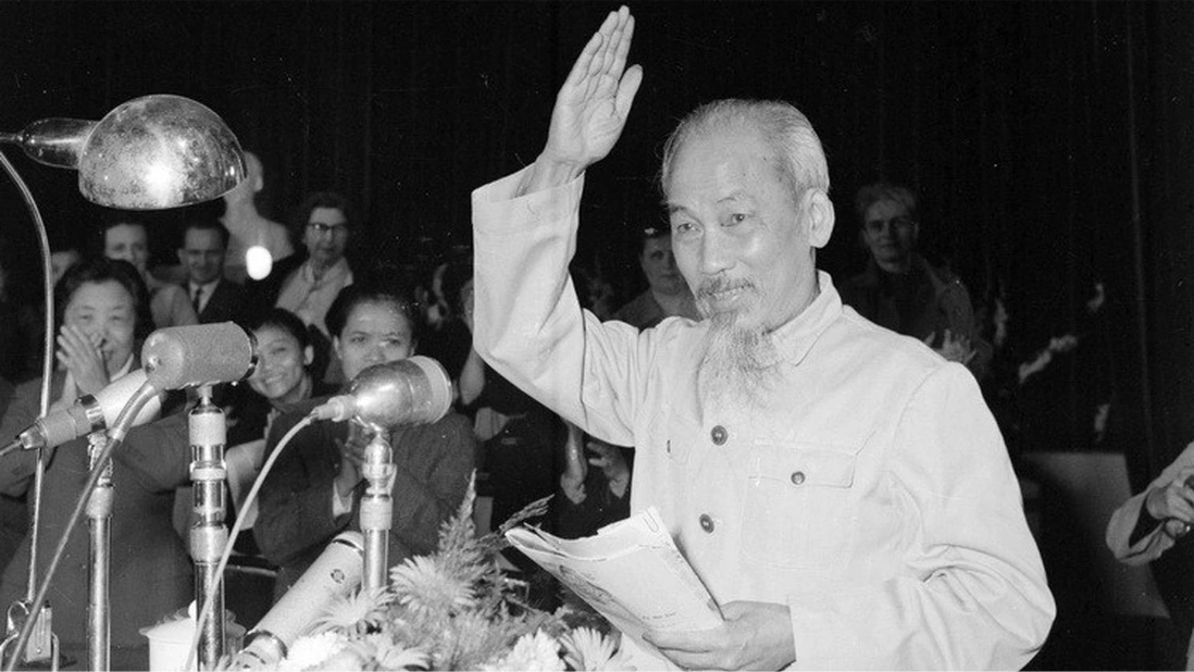 Người đi tìm hình của nước