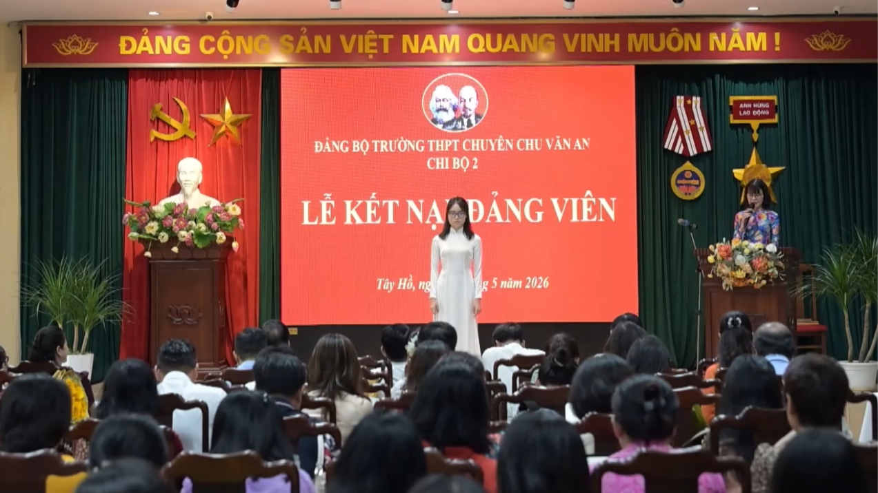 Trường THPT chuyên Chu Văn An kết nạp đảng viên dịp 19/5