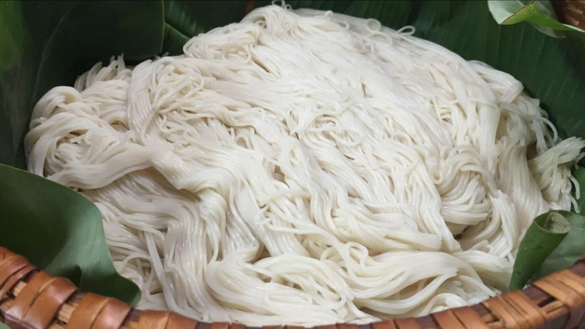Nhịp sống bền bỉ bên những sợi bún cổ truyền Mạch Tràng