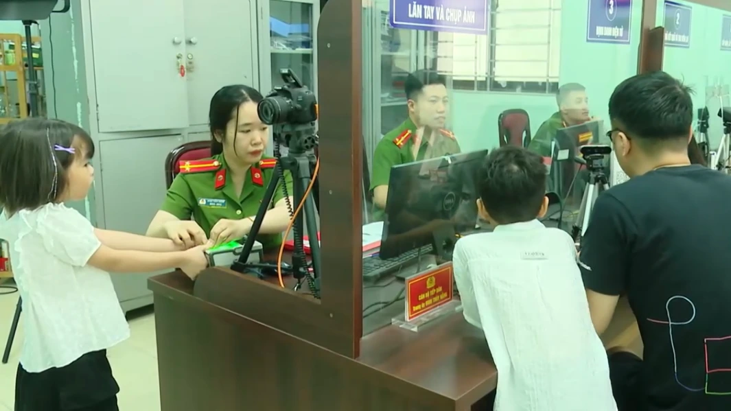 Công an phường Cầu Giấy phục vụ nhân dân xuyên nghỉ lễ