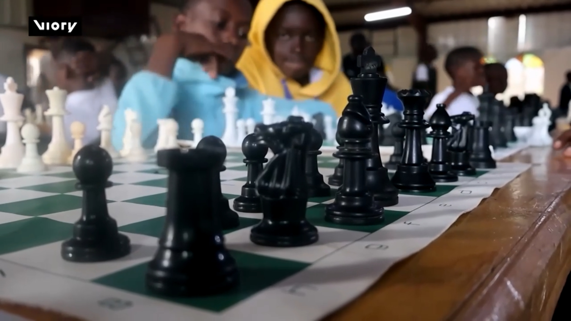 Kenya: Sản xuất quân cờ vua từ rác thải nhựa