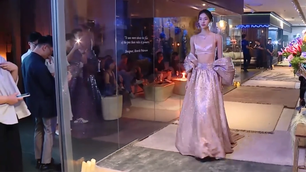 NTK Lý Quí Khánh làm sàn runway từ hơn 100 tấm thảm