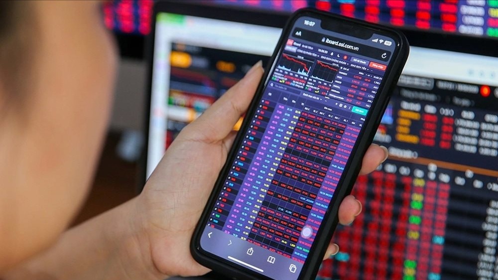 Áp lực bán cuối phiên kéo VN-Index lao dốc mạnh