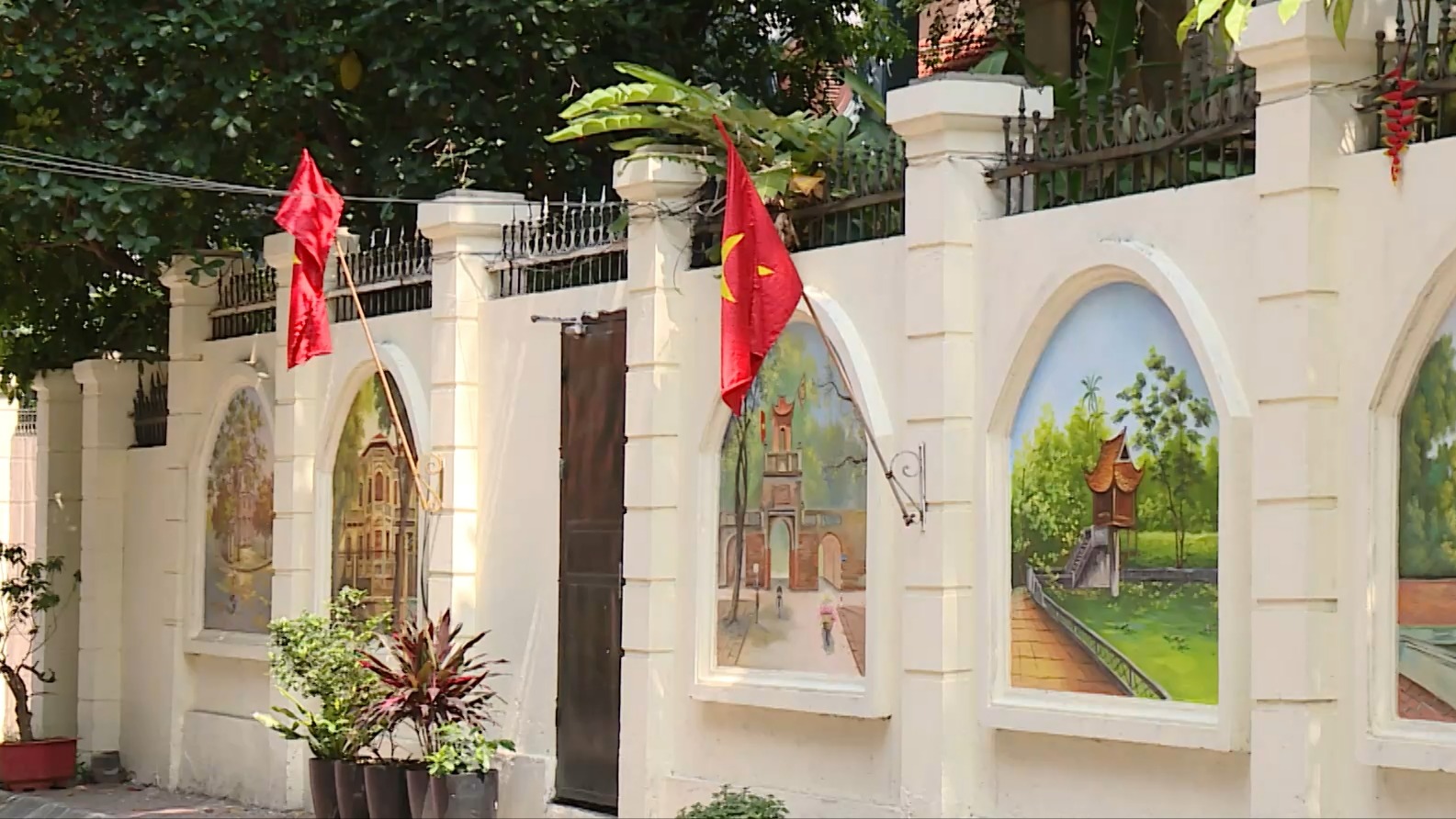 Tranh tường bích họa làm đẹp ngõ phố