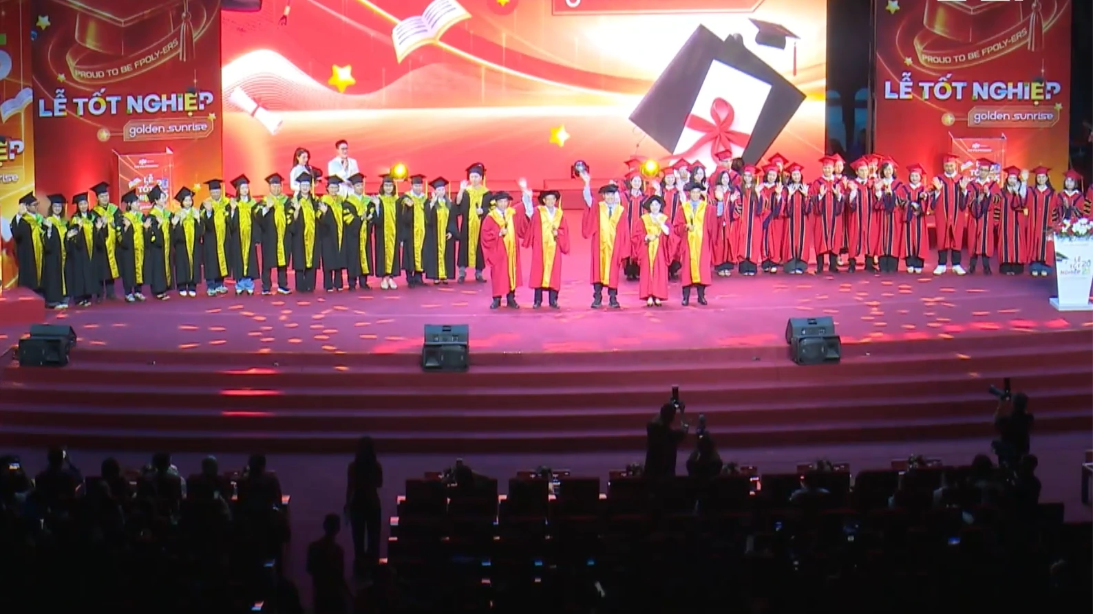Hàng nghìn sinh viên tri ân cha mẹ trong lễ tốt nghiệp