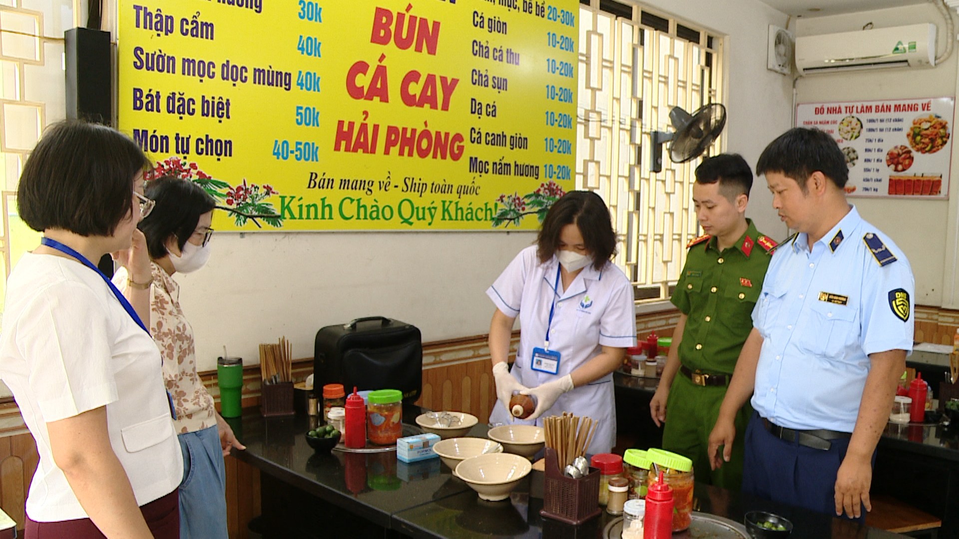 Phường Việt Hưng siết kiểm tra ATTP tại các cơ sở kinh doanh ăn uống