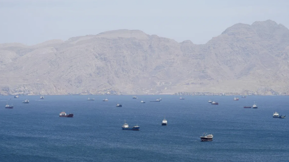 Iran siết chặt kiểm soát eo biển Hormuz