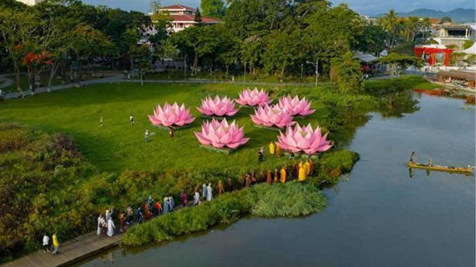 Hạ thủy 7 hoa sen trên sông Hương, mừng Đại Lễ Phật đản