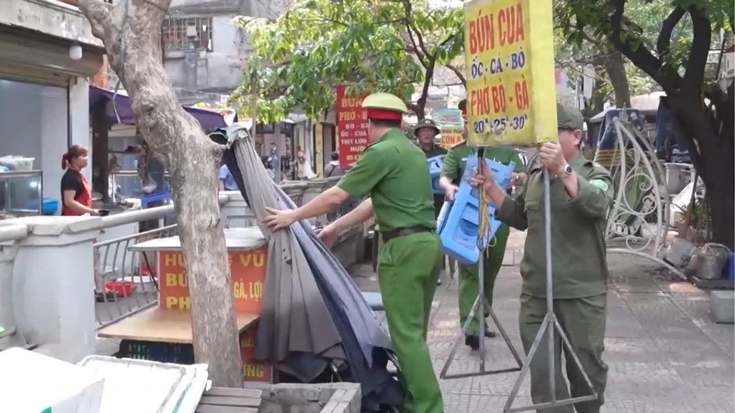 Phường Kim Liên xử lý vi phạm trật tự tại không gian công cộng