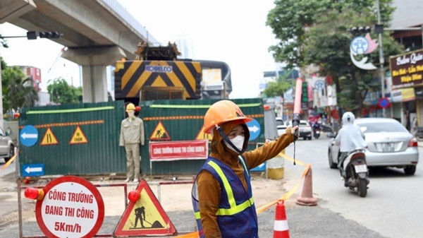 Hà Nội phân luồng giao thông nhiều tuyến phố để đẩy nhanh thi công chống ngập