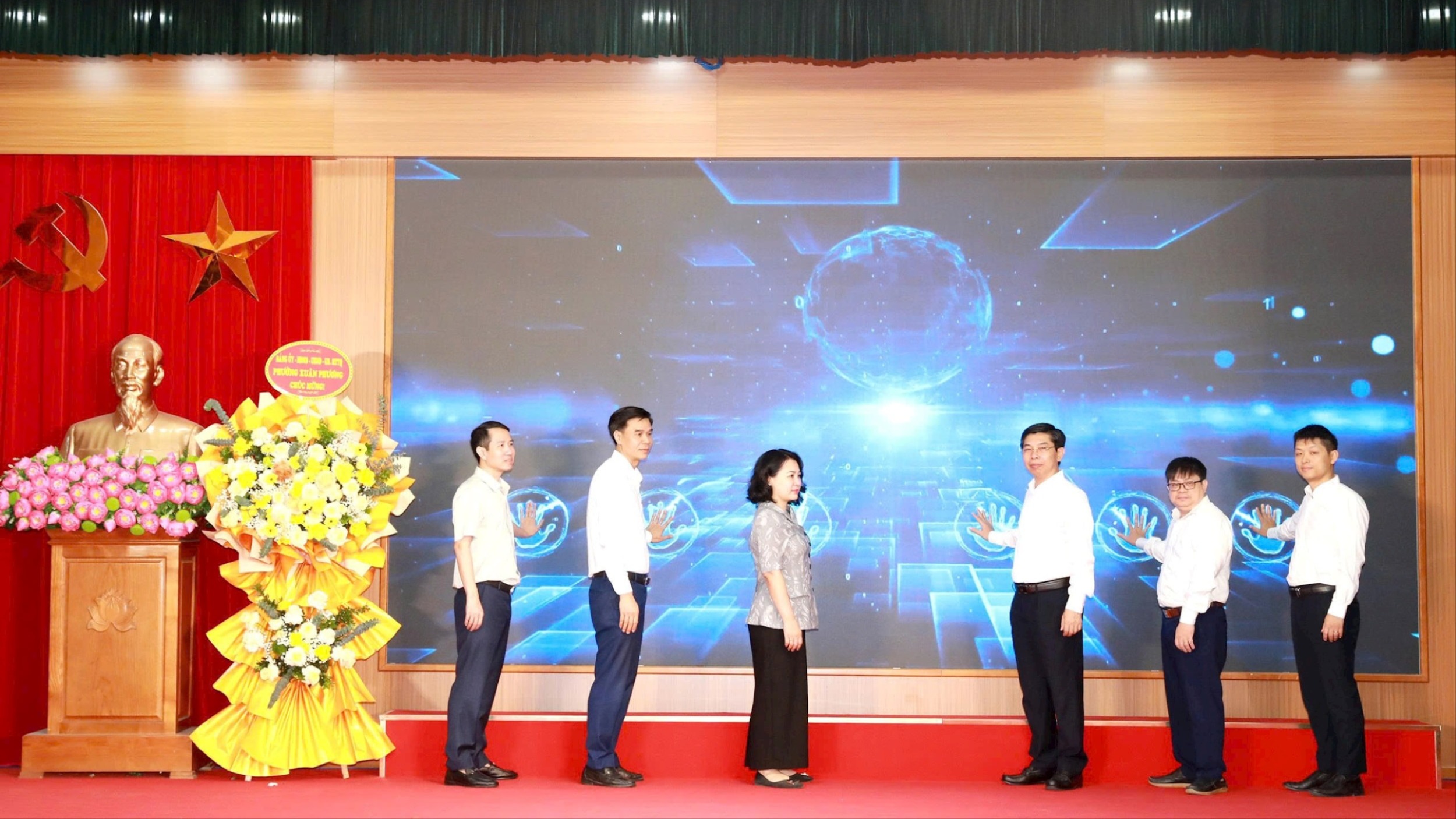 Livestream giải đáp thủ tục hành chính để gần dân hơn
