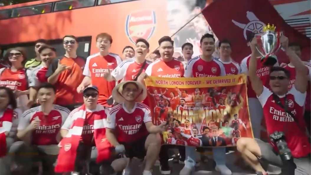 Người hâm mộ tại Hà Nội ăn mừng chức vô địch của Arsenal
