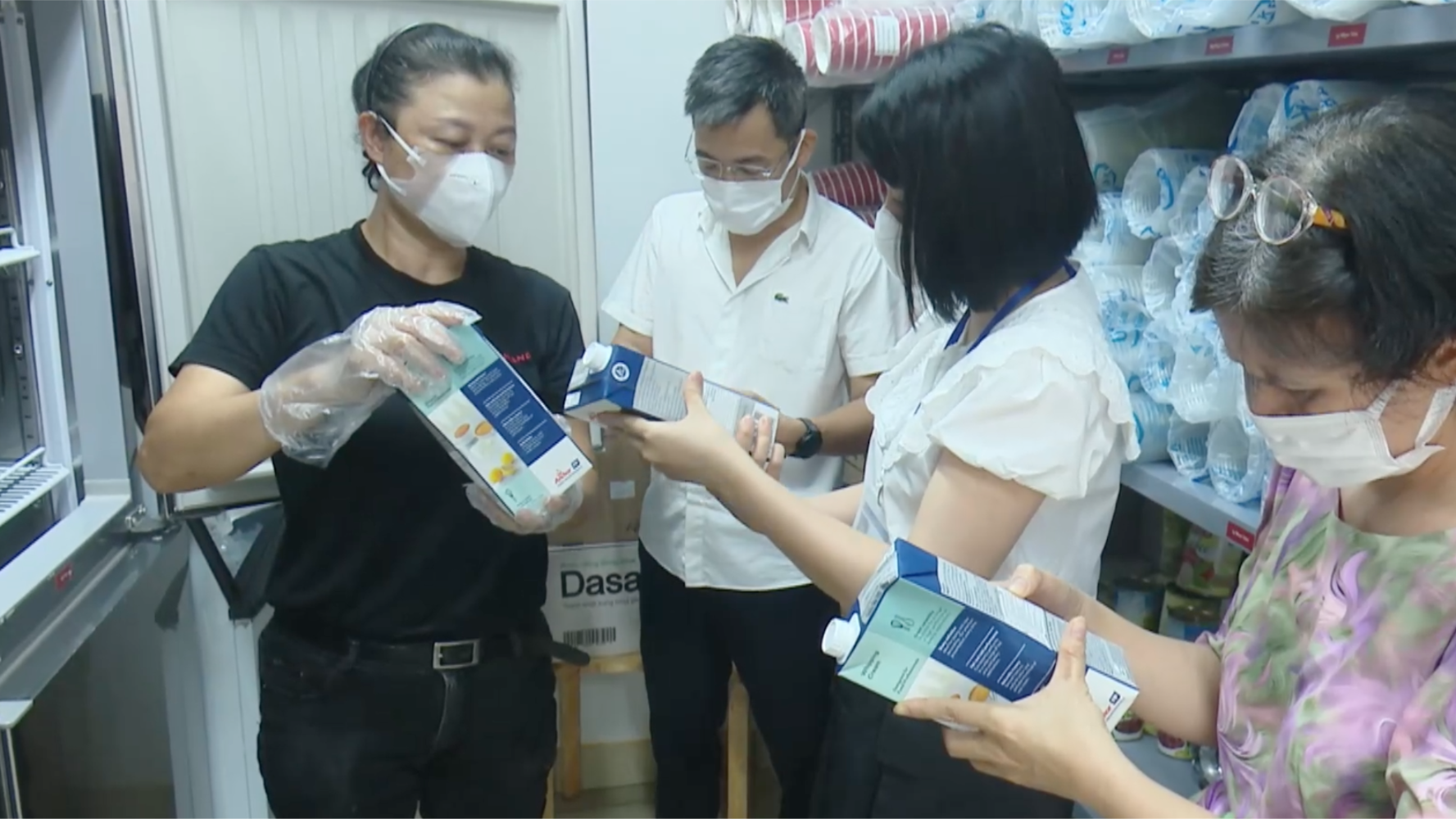 Hà Nội kiểm soát ATTP nước uống và đá viên