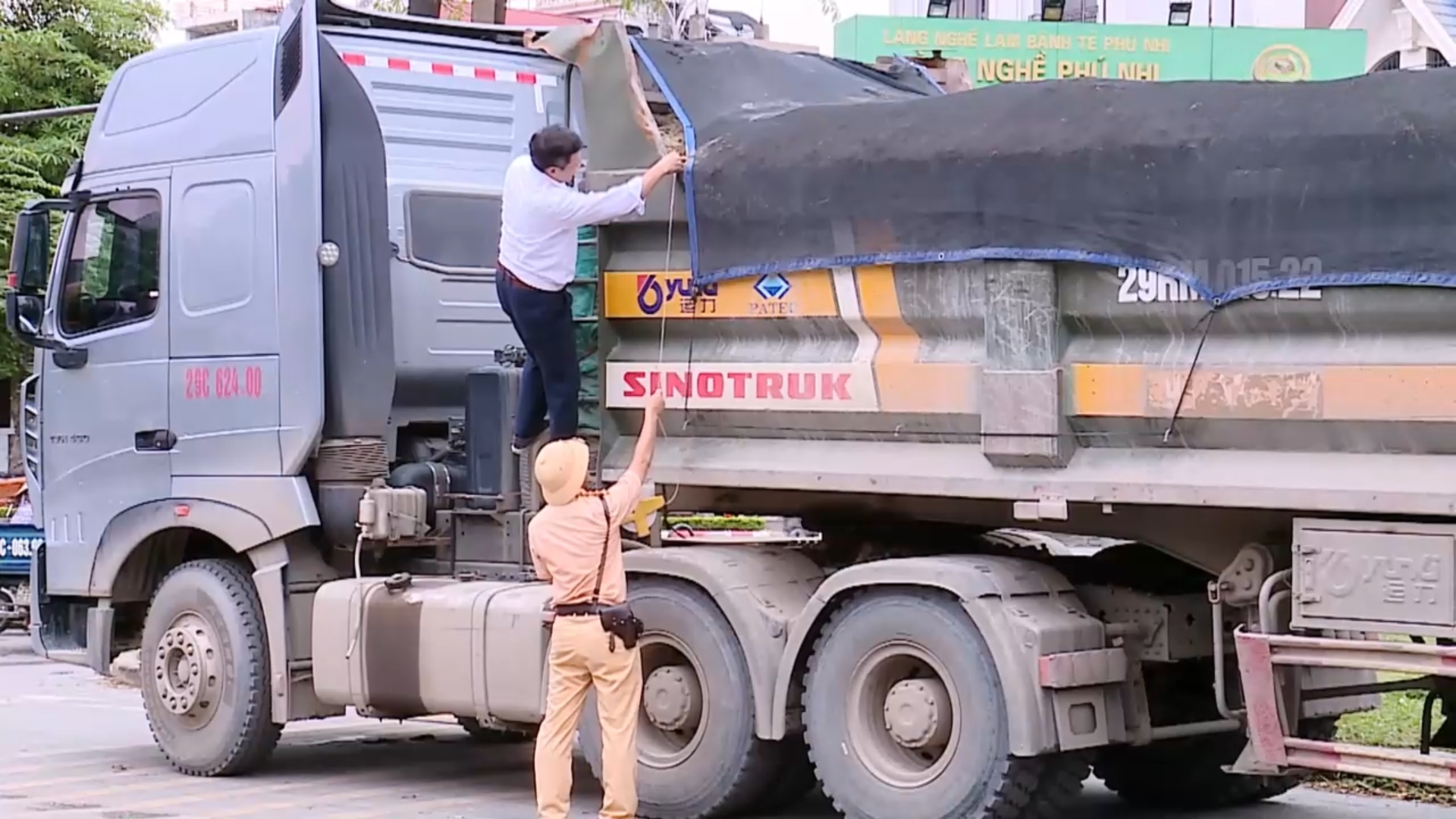 Xử lý nghiêm xe quá tải tại cửa ngõ phía Tây Hà Nội
