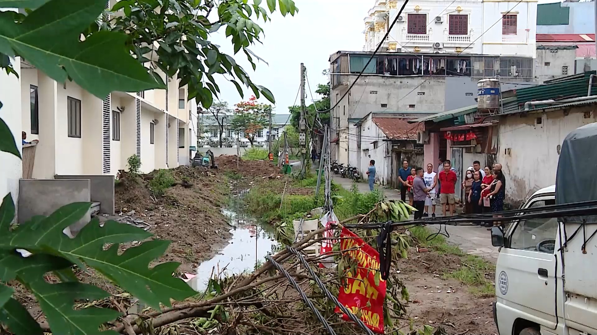 Người dân Đông Ngạc sống chung nước thải chờ dự án