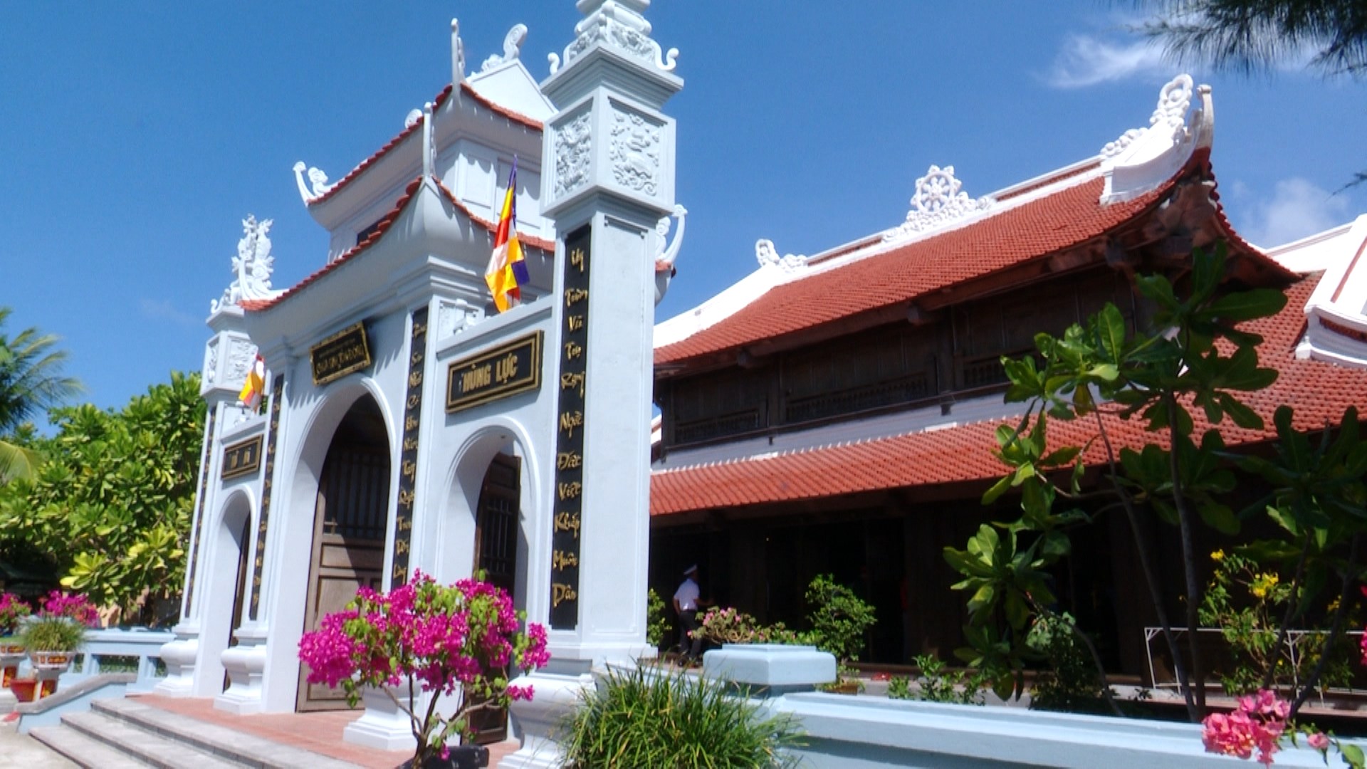 Bình yên những mái chùa giữa biển khơi