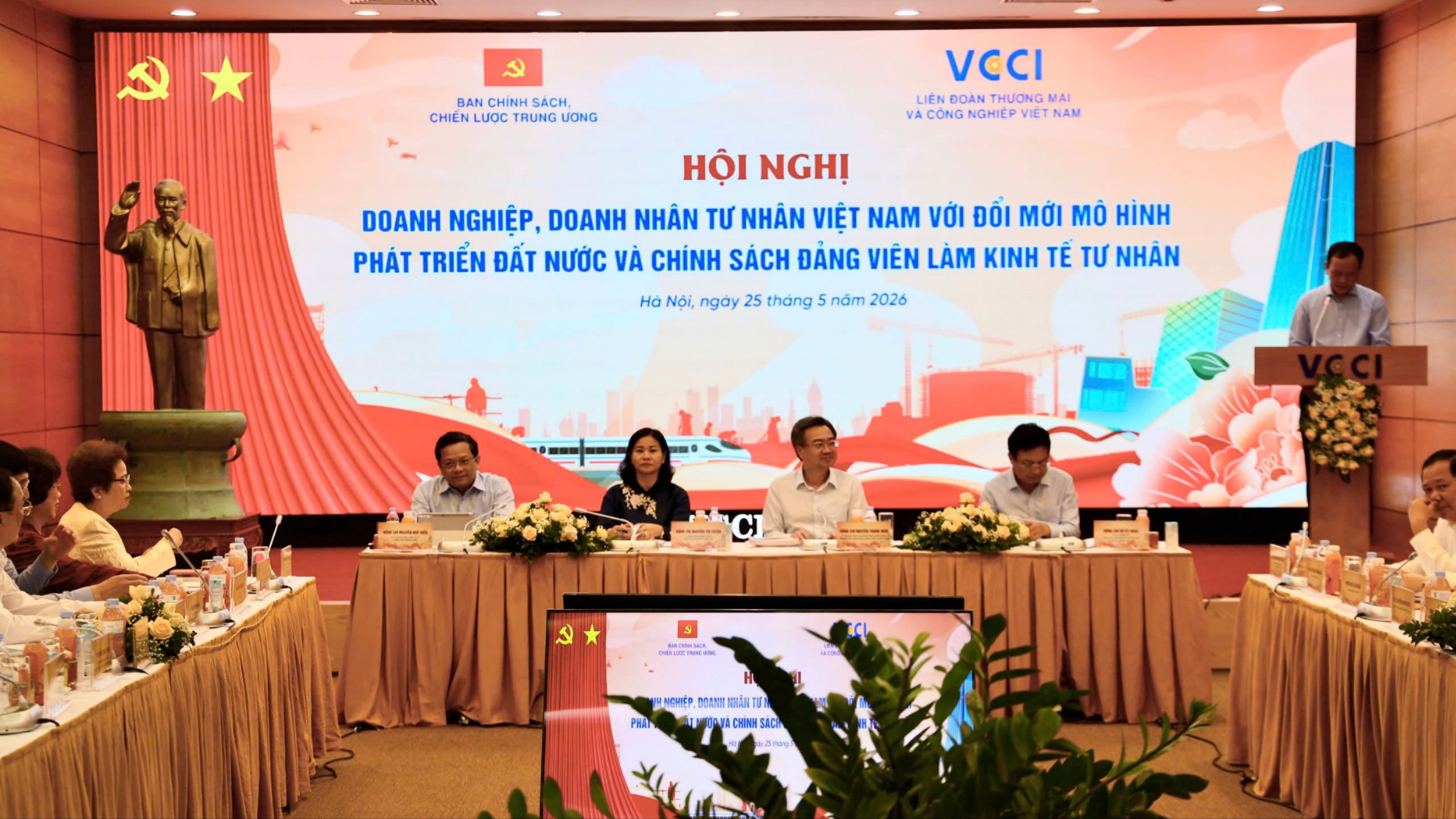 Doanh nghiệp tư nhân hiến kế đổi mới mô hình phát triển