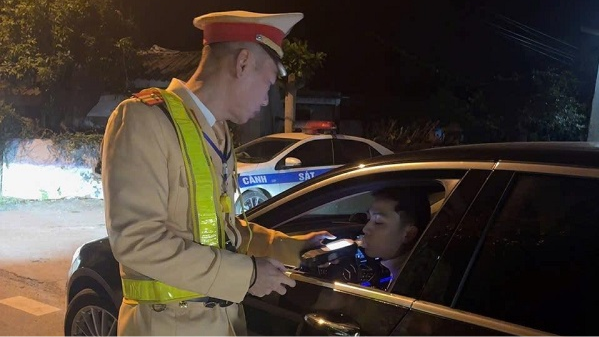 Lực lượng CSGT kiên quyết xử lý ‘ma men’ xuyên đêm