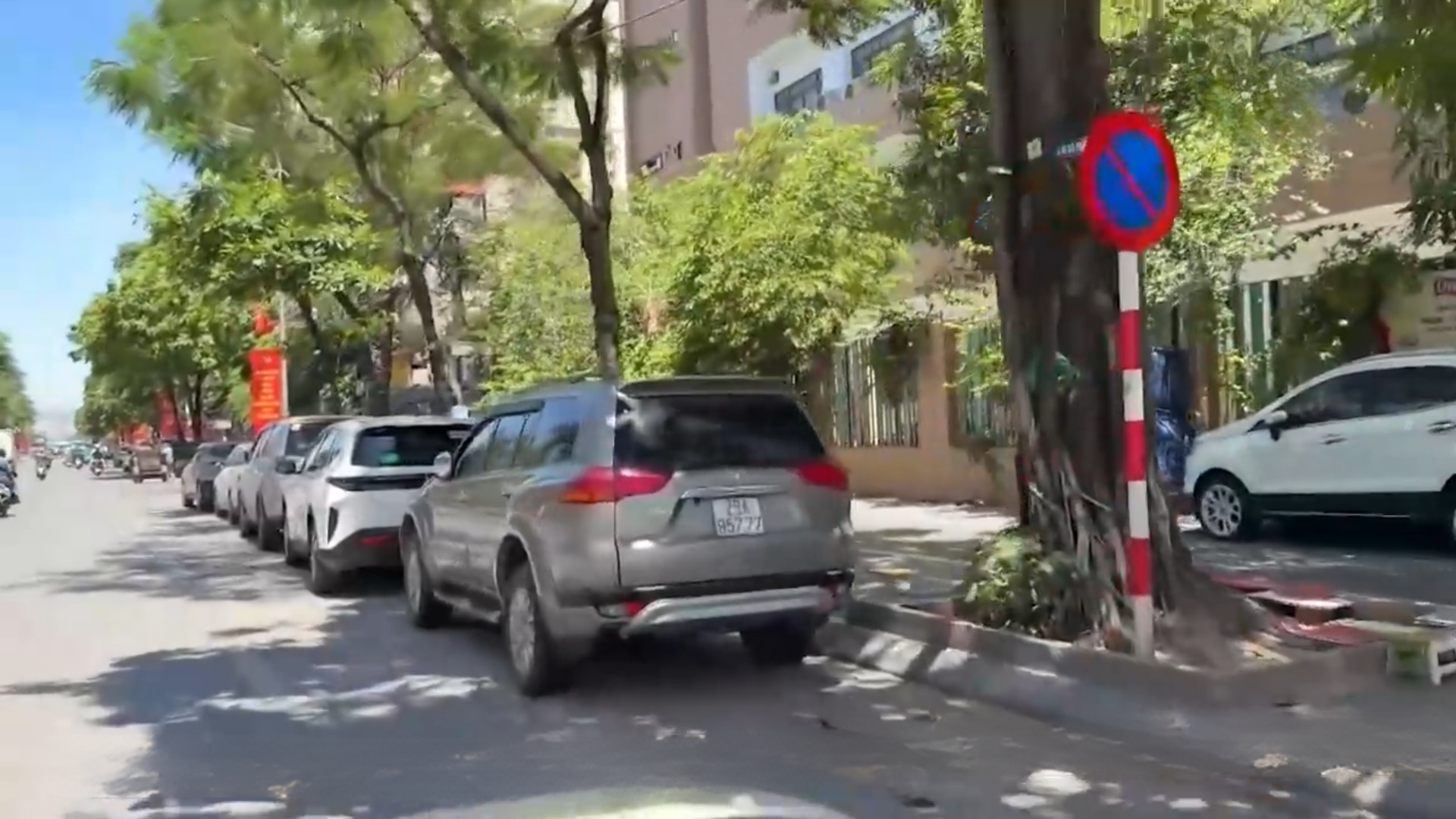 Phố Tân Mai ngổn ngang phương tiện dừng, đỗ sai quy định