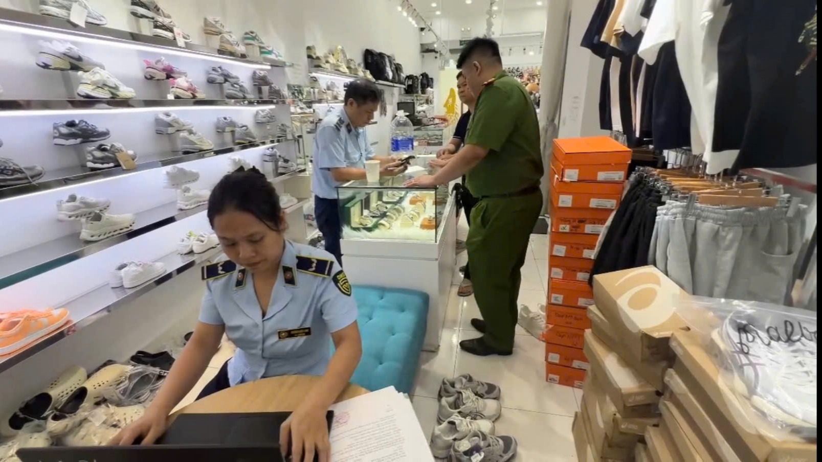 Hà Nội: Tạm giữ hơn 1.300 sản phẩm thời trang nghi giả mạo nhãn hiệu