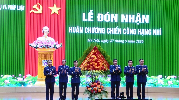 Cục Nghiệp vụ và Pháp luật - Cảnh sát biển đón nhận Huân chương Chiến công hạng Nhì